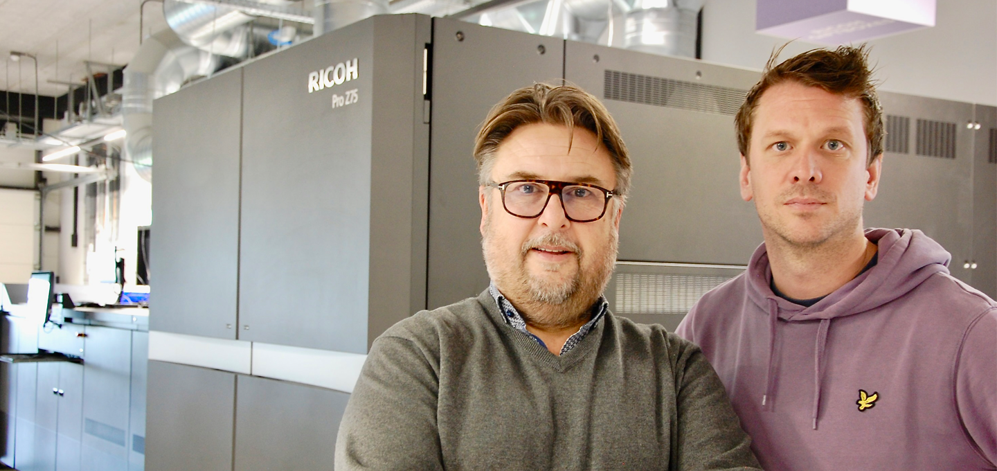 Nico Veenendaal (à gauche) et  Bartjan van Damme affirment que le Ricoh Pro Z75 soutient l'innovation et accélère la croissance